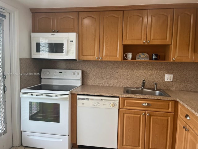 5 of 32 - 950 Hillcrest Dr 302, Hollywood, FL