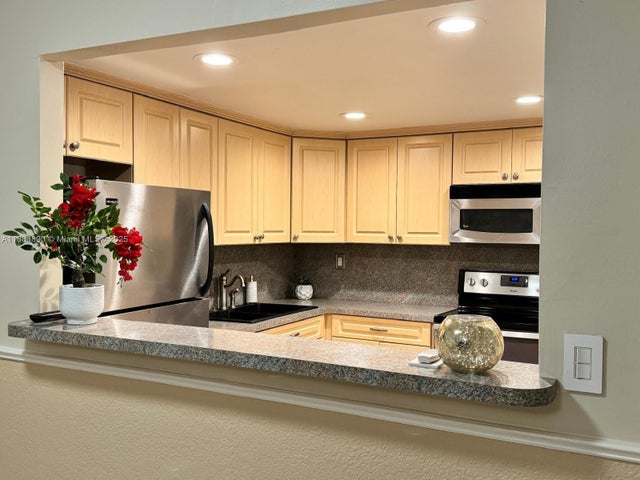 4 of 19 - 2731 Taft St 106, Hollywood, FL