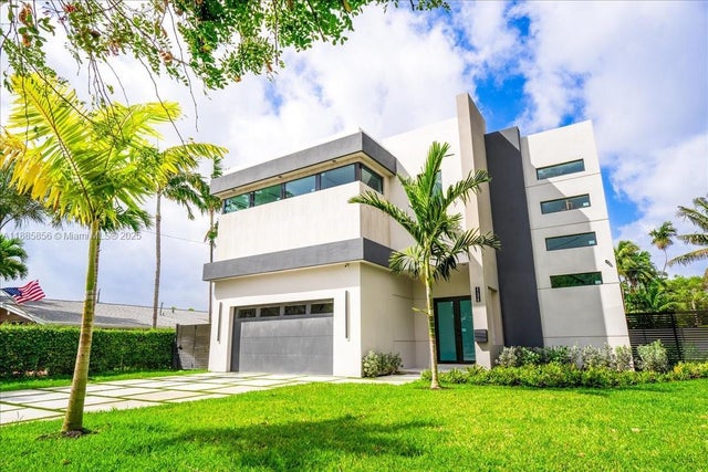 3 of 35 - 21320 Ne 26th Ave, Miami, FL