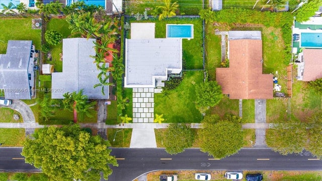 4 of 35 - 21320 Ne 26th Ave, Miami, FL