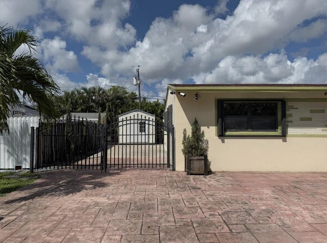 2 of 37 - 740 N 67th Ave, Hollywood, FL