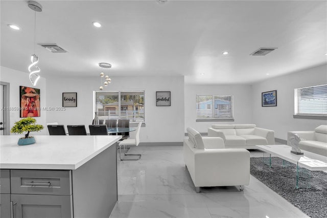 4 of 30 - 2221 Charleston St, Hollywood, FL