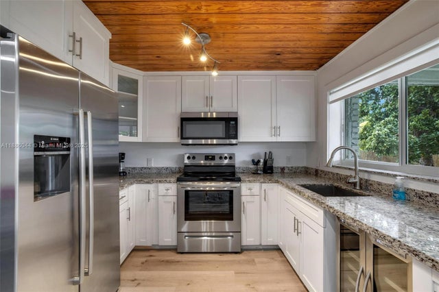 5 of 22 - 670 Flagami Blvd, Miami, FL
