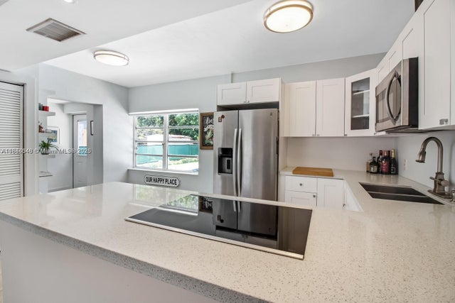 4 of 21 - 827 Ne 140th St, North Miami, FL