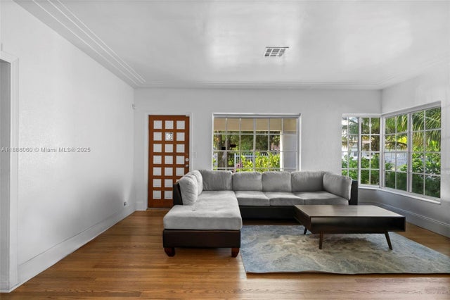 4 of 32 - 555 Ne 73rd St, Miami, FL