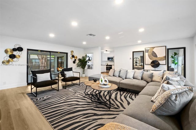 4 of 24 - 679 Sw 17th Ct, Boca Raton, FL