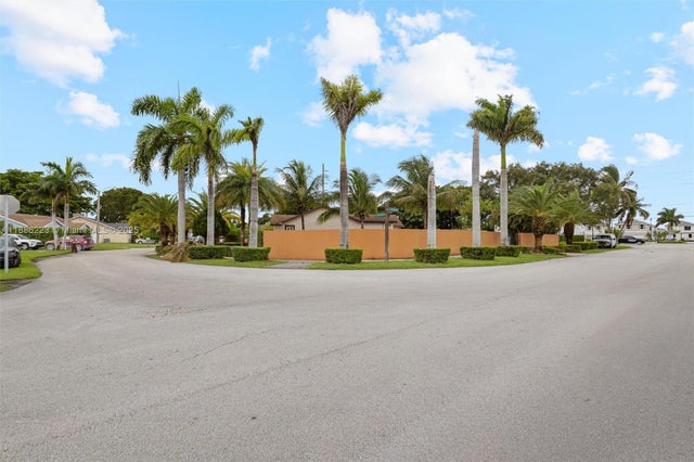 5 of 38 - 1695 N Bluebird Ln, Homestead, FL