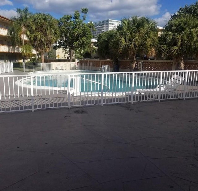 3 of 4 - 1885 Ne 121st St 21, North Miami, FL