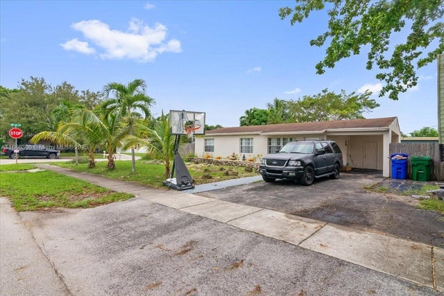 1 of 25 - 4371 Sw 24th St, Fort Lauderdale, FL