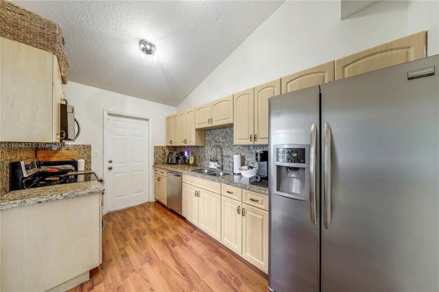 4 of 15 - 4030 Sw 62nd Ave, South Miami, FL