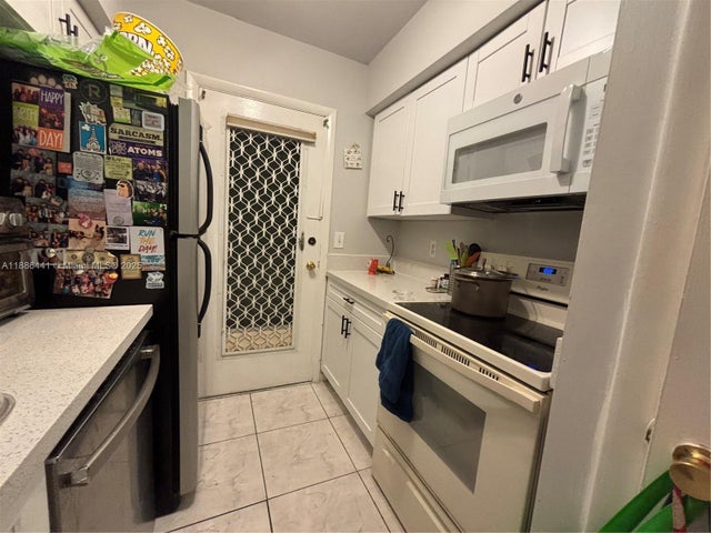 3 of 8 - 1431 S 14th Ave 218, Hollywood, FL