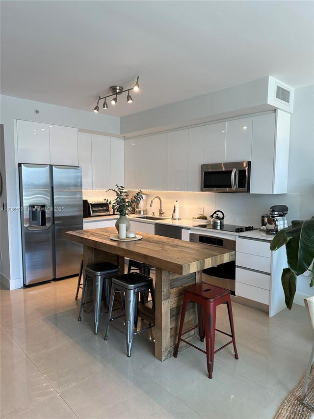 4 of 40 - 1q. Jkl,m Sw 3rd St 1603, Miami, FL