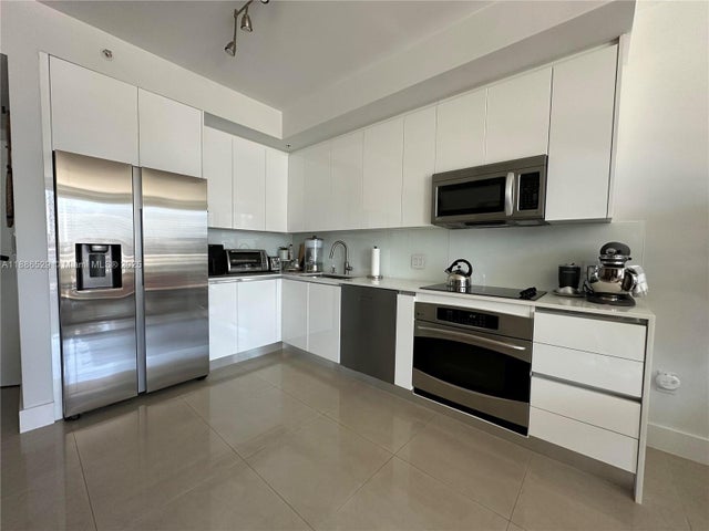 5 of 40 - 1q. Jkl,m Sw 3rd St 1603, Miami, FL