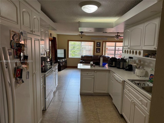 4 of 12 - 10371 Sw 5th St, Sweetwater, FL