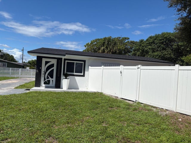 2 of 30 - 3361 Nw 207th St, Miami Gardens, FL