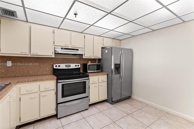 2 of 30 - 2625 Collins Ave 608, Miami Beach, FL