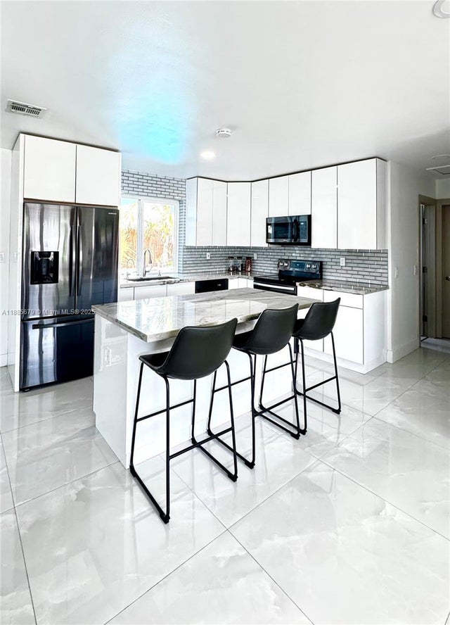 4 of 27 - 7655 Tropicana St, Miramar, FL