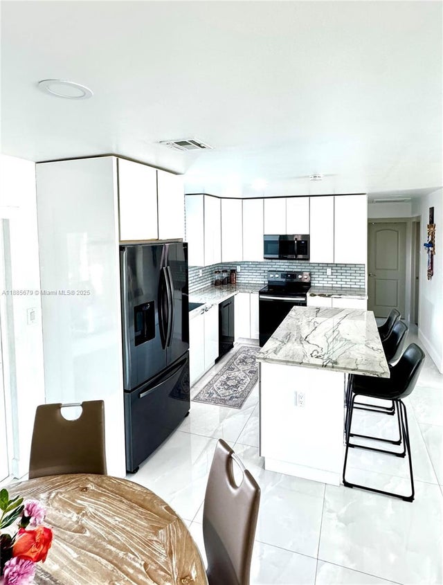 5 of 27 - 7655 Tropicana St, Miramar, FL