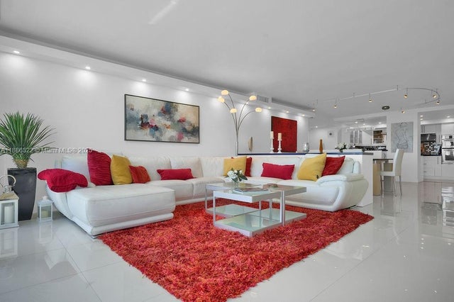 4 of 54 - 6039 Collins Ave 1126, Miami Beach, FL