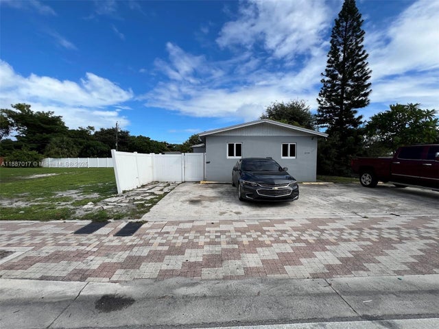 3 of 20 - 2209 Nw 6th St #1, Fort Lauderdale, FL