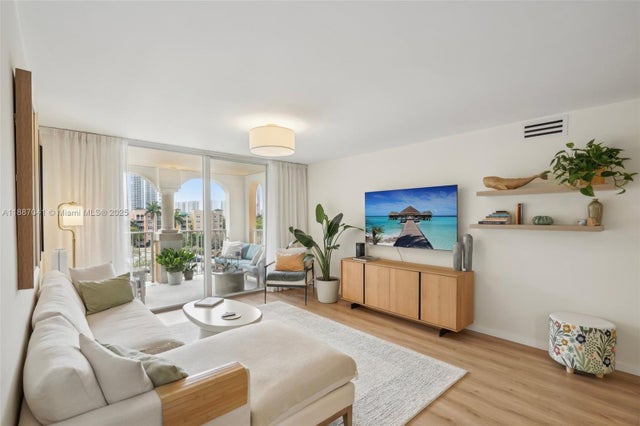 19701 E Country Club Dr 5603, Aventura