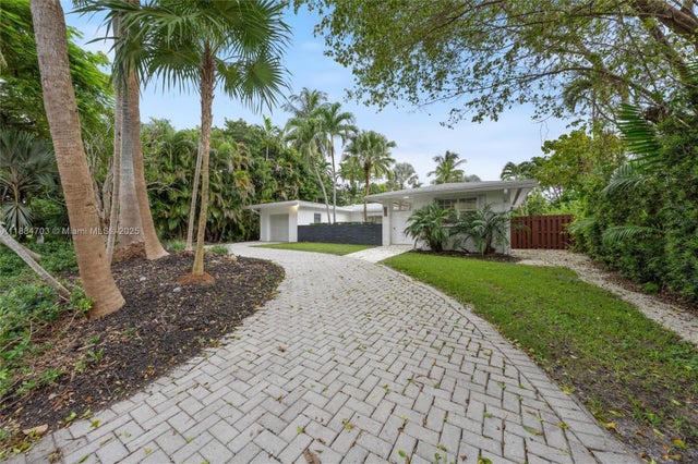 1 of 26 - 1825 Alamanda Dr, North Miami, FL
