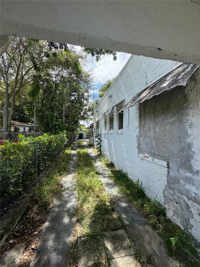 4 of 9 - 1920 Sw 13th St, Miami, FL