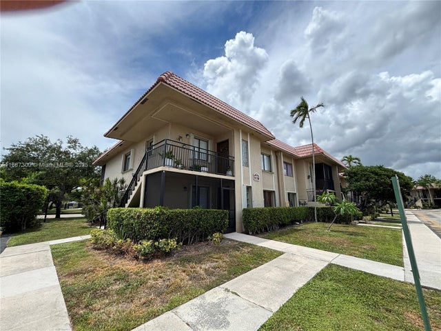 1 of 17 - 310 Lakeview Dr 201, Weston, FL
