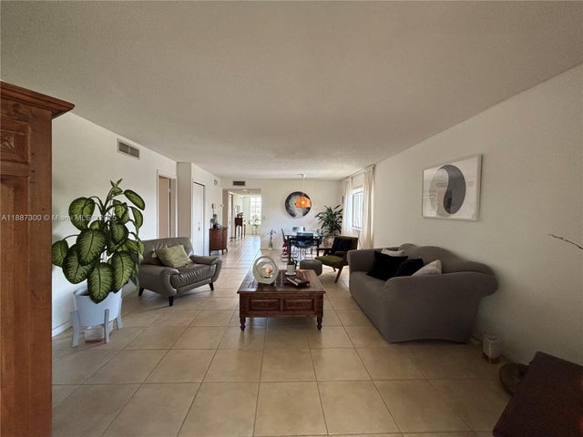 4 of 17 - 310 Lakeview Dr 201, Weston, FL