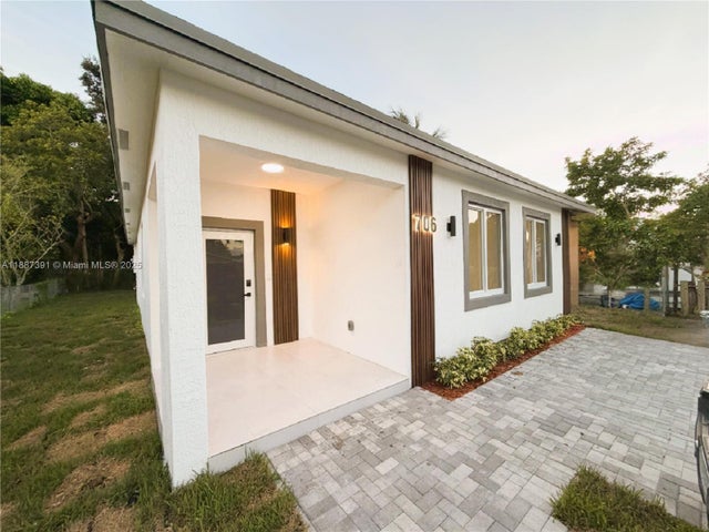 4 of 50 - 706 Sw 7th St, Dania Beach, FL