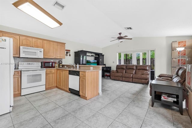 4 of 21 - 17482 Sw 143rd Pl, Miami, FL