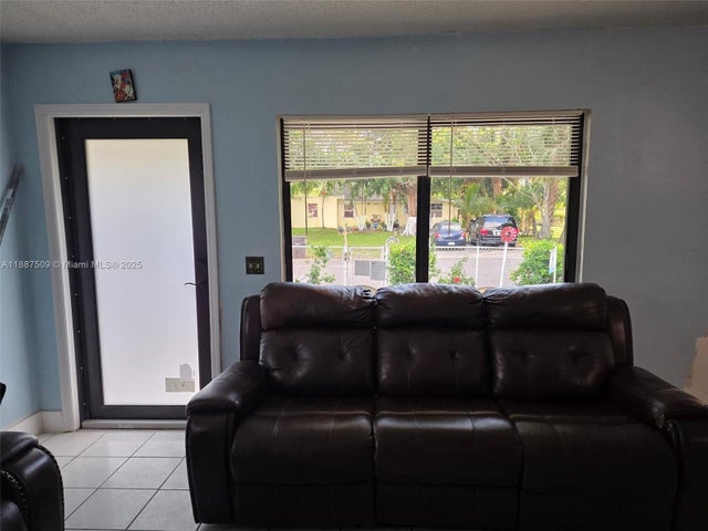 3 of 23 - 1025 Selkirk St, West Palm Beach, FL