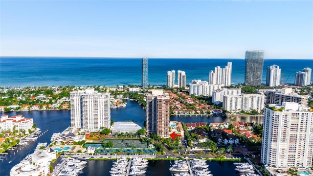 3 of 38 - 19667 Turnberry Way 3d, Aventura, FL