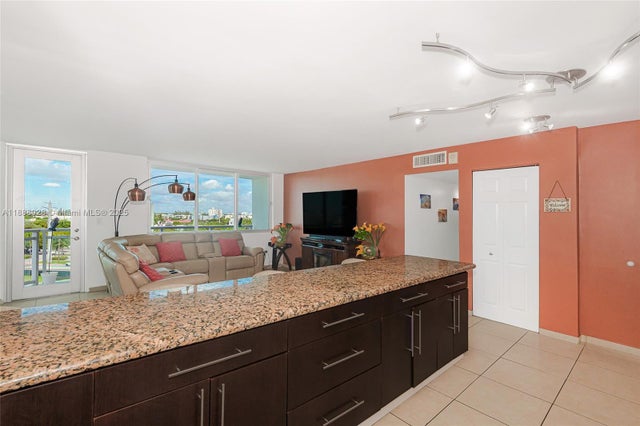 4 of 33 - 7135 Collins Ave 625, Miami Beach, FL
