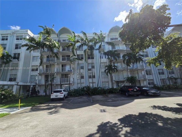 1 of 10 - 498 Nw 165th St Rd D-405, Miami, FL