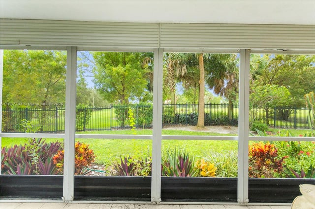 4 of 35 - 4800 Hillcrest Ln 101, Hollywood, FL