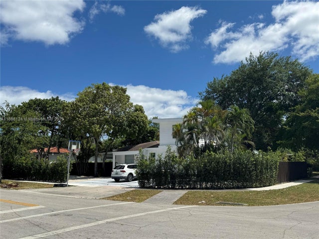 2 of 20 - 1000 Ne 134th St, North Miami, FL