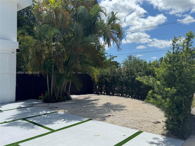 5 of 20 - 1000 Ne 134th St, North Miami, FL
