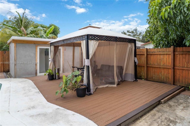 4 of 28 - 5740 Lincoln St, Hollywood, FL