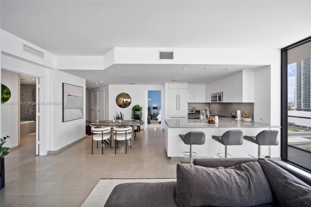 2 of 27 - 68 Se 6th St 811, Miami, FL