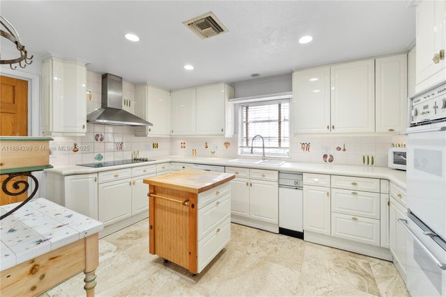 4 of 27 - 8001 Sw 36th Ter, Miami, FL