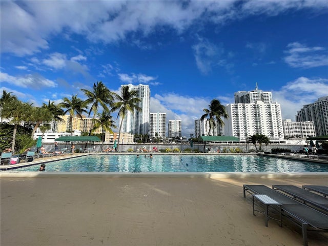 1000 Parkview Dr 627, Hallandale Beach