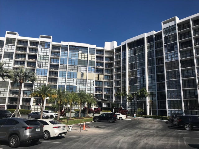 2 of 27 - 1000 Parkview Dr 627, Hallandale Beach, FL