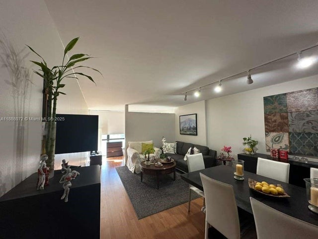 4 of 27 - 1000 Parkview Dr 627, Hallandale Beach, FL