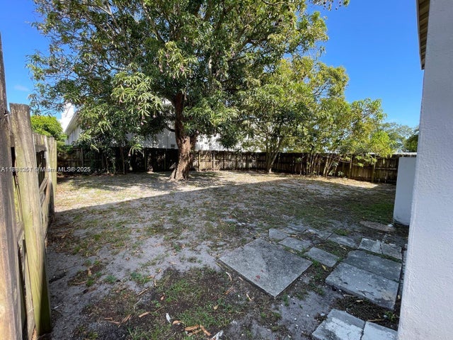 4 of 25 - 3 Sw 7th Ave, Dania Beach, FL