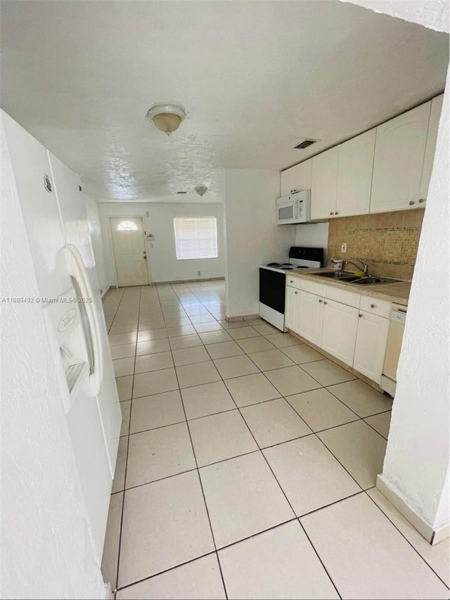 4 of 13 - 1624 S 23rd Ave, Hollywood, FL