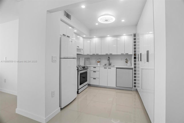 5 of 39 - 300 Bayview Dr 2108, Sunny Isles Beach, FL