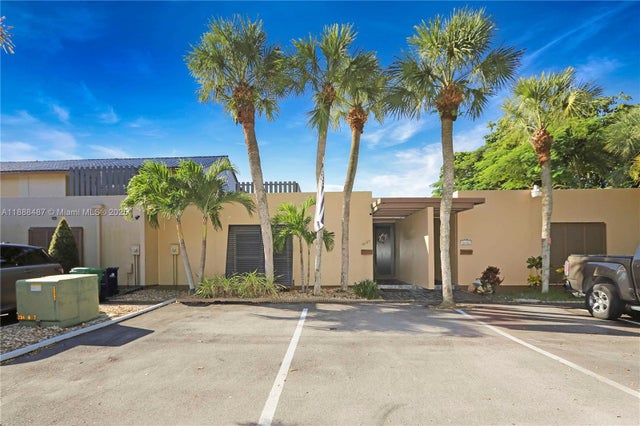 2 of 31 - 16103 Kingsmoor Way, Miami Lakes, FL