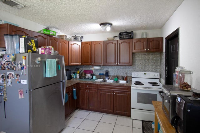 4 of 10 - 3001 Nw 6th Ct, Fort Lauderdale, FL