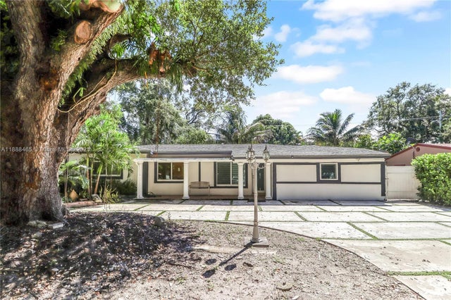 1 of 27 - 640 Ne 160th St, Miami, FL